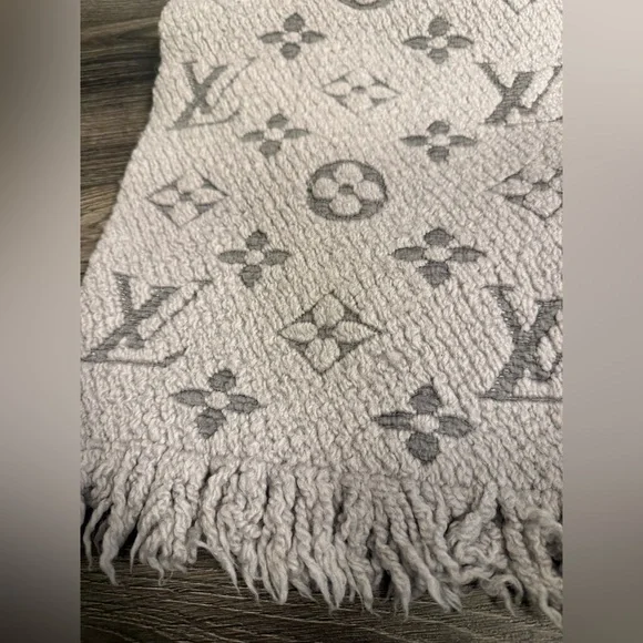 Louis‎ Vuitton Gray Logomania Printed Scarf - Picture 2 of 5